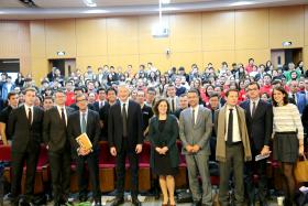 Bruno Le Maire, ministre de l’économie et des finances, accueilli par la direction de ParisTech Shanghai